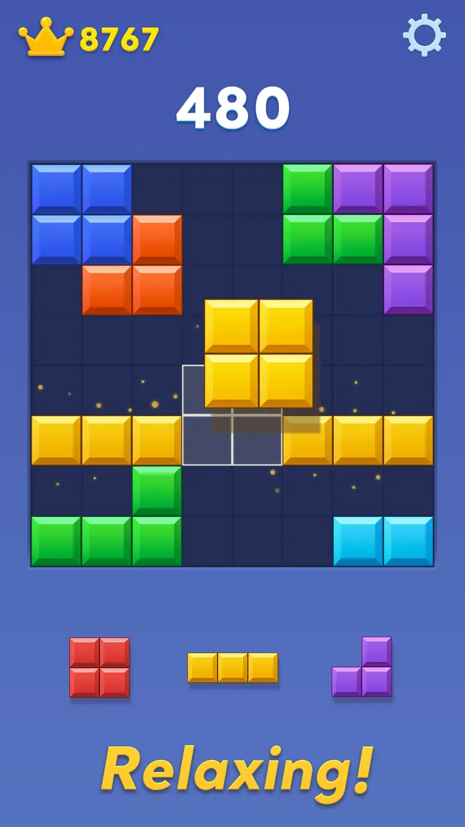 Tabuleiro de oito por oito do Block Blast com peças coloridas, 480 pontos e três peças pequenas à espera por baixo