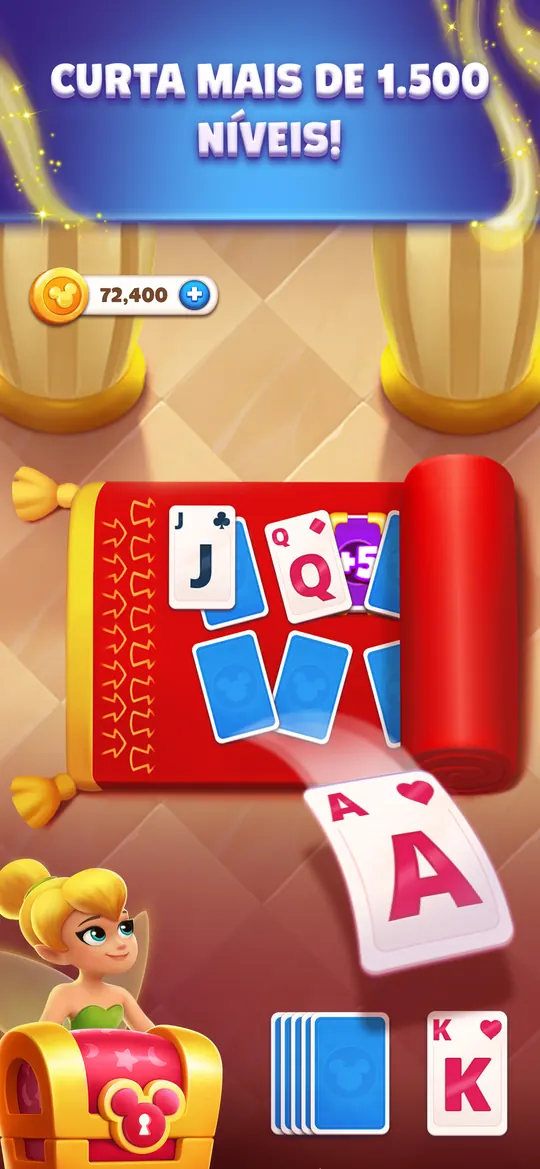 Imagem promocional do Disney Solitaire com a frase Curta mais de 1.500 níveis, valete, dama e ás sobre um tapete vermelho e a fada Sininho junto a um baú
